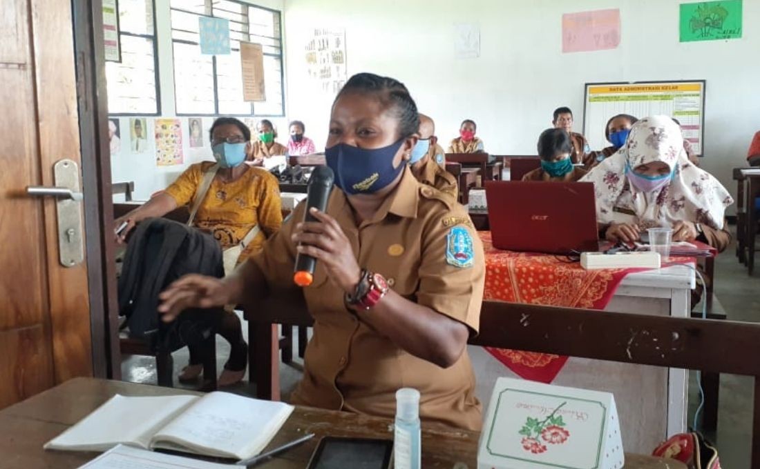 Cara Kreatif Ibu Guru Yohana Mengajar Murid di Papua