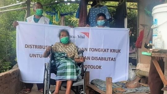 Jangkau Masyarakat Rentan, WVI Bagikan Kursi Roda di Respons Erupsi Lewotolok