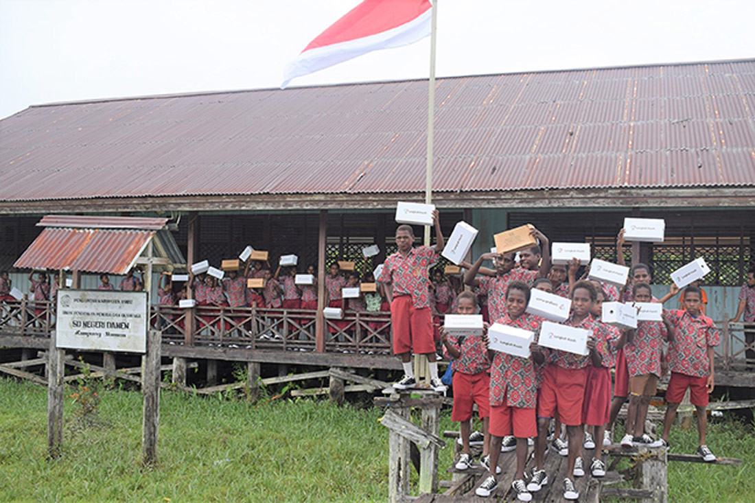 Sepatu Baru untuk Anak-anak Asmat