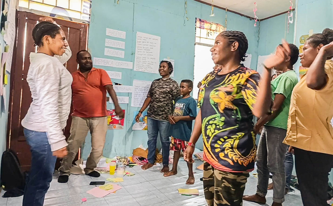 Children in Papua Begin to Learn Literacy at Home 